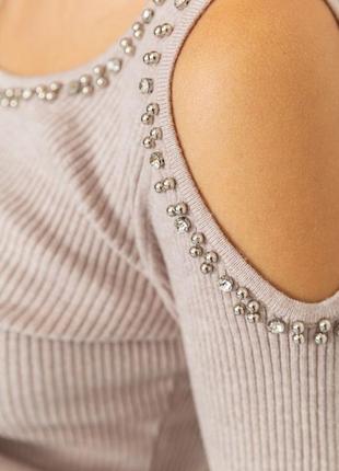 Женский свитер с открытыми плечами светло-бежевого цвета6 фото