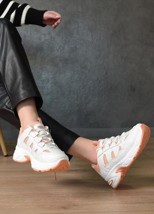 Кроссовки женские белого цвета с оранжевыми вставками