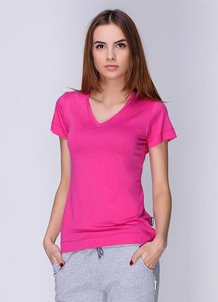 Яскрава базова футболка