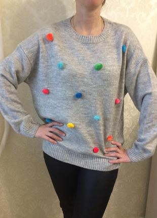 Серый свитер с круглым вырезом под шею принтованый