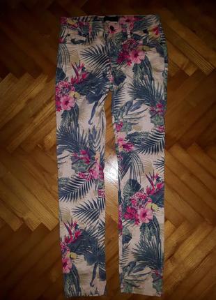 Яркие джинсы в тропический принт от tcm! p.-381 фото