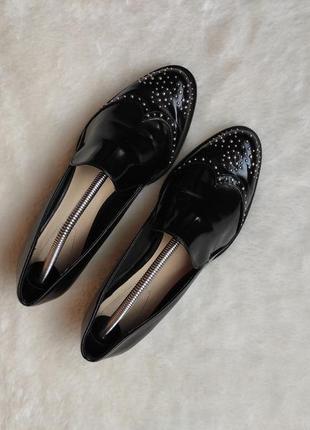Черные кожаные лаковые туфли лоферы броги женские на низком каблуке с кнопками на носке zara балетки3 фото