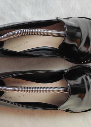 Чорні шкіряні лакові туфлі лофери броги жіночі на низьких підборах із кнопками на носку zara балетки7 фото