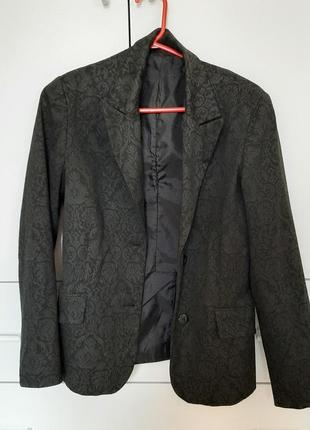 Гарний та стильний піджак з малюнком george
