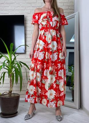 Красное летнее платье в цветы с рюшами нарядное с разрезами платья8 фото