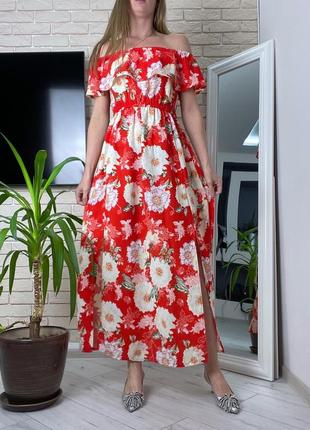 Красное летнее платье в цветы с рюшами нарядное с разрезами платья7 фото