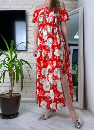 Красное летнее платье в цветы с рюшами нарядное с разрезами платья5 фото