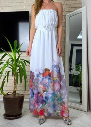 Белое платье в цветы с открытыми плечами под пояс шифоновое длинное