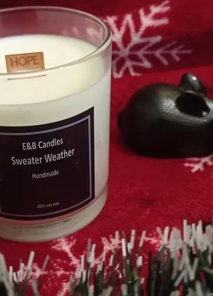Ароматизована соєва свічка з новорічним ароматом. час діставати светрик