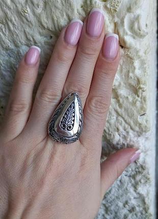 Серебряное кольцо  без вставок в форме капли