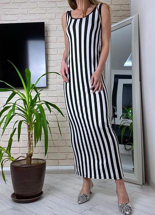 Черно белое платье в полоску зебру трикотажное по фигуре длинное