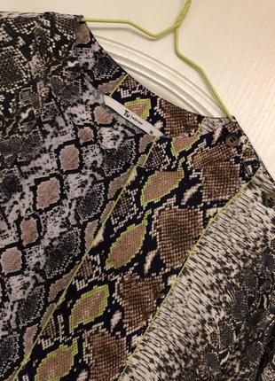 Топ змеиный принт