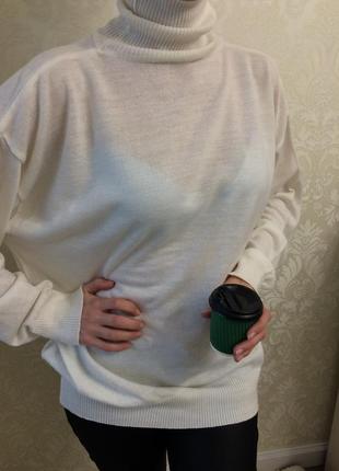 Білий светр із високим горлом