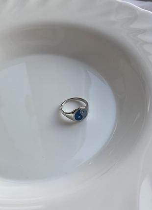 Серебристое трендовое кольцо инь янь 18 размер3 фото
