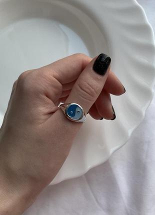 Серебристое трендовое кольцо инь янь 18 размер2 фото