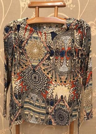 Очень красивая и стильная брендовая блузка в узорах..100% rayon.