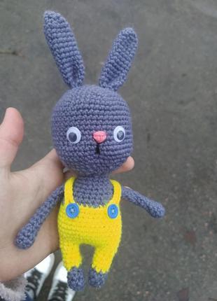 Іграшка ручної роботи заєць в комбінезоні "кроль"2 фото