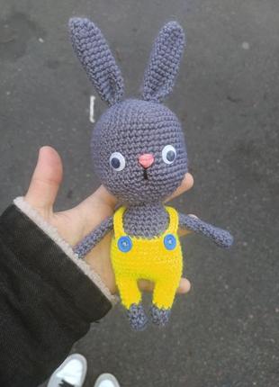 Іграшка ручної роботи заєць в комбінезоні "кроль"3 фото