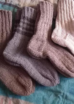 В'язані шкарпетки і в'язані чобітки