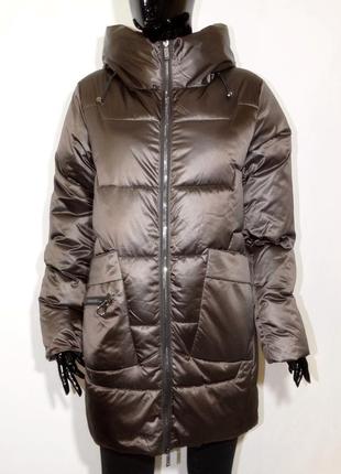 Женская удлиненная зимняя куртка в коричневом цвете глянцевая