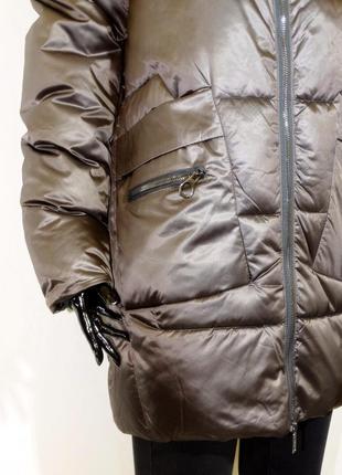 Жіноча подовжена зимова куртка в коричневому кольорі глянсова5 фото