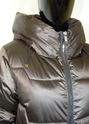 Жіноча подовжена зимова куртка в коричневому кольорі глянсова3 фото