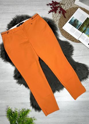 Зауженные к низу брюки оранжевого цвета