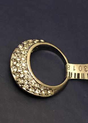 Кольцо с белыми камешками