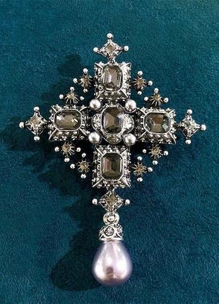 Розкішна брошка з перлиною