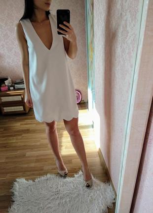 Белое легкое платье с v- образным вырезом и фигурным низом