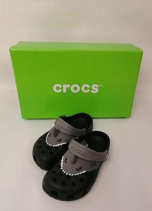 Дитячі крокси crocs kids fun lab classic i am shark clog black чорні1 фото