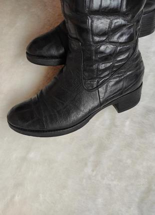 Чорні високі зимові натуральні шкіряні чоботи зміїний принт рептилії низького каблука carlo pazolin6 фото
