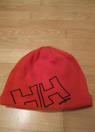 Яскрава шапка helly hansen