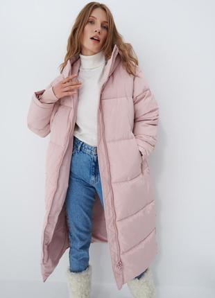 Стеганое длинное пальто с капюшоном