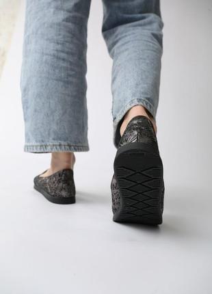 Кожаные черные туфли с узором3 фото