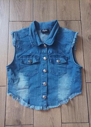 Оригинальная джинсовая жилетка