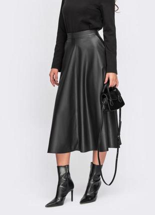 Розкльошена спідниця-міді з екошкіри mo.