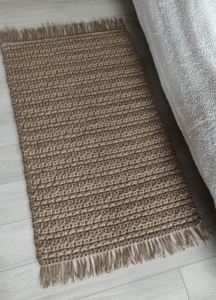 Джутовий килим з китицями. плетений килимок ручної роботи.