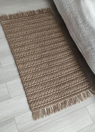 Джутовий килим з китицями. плетений килимок ручної роботи.