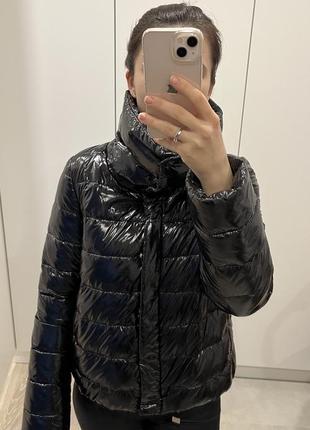 Короткий пуховик у стилі moncler