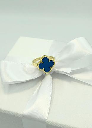 Серебряное кольцо в стиле клевер с синим агатом (позолота)