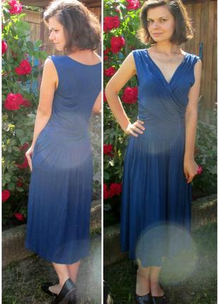 Платье сочного синего цвета с красивой драпировкой