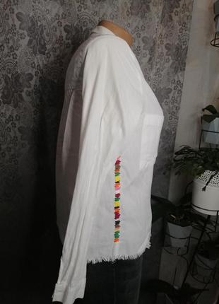 Женская белоснежная рубашка с яркими деталями женская белья рубашка размер s4 фото