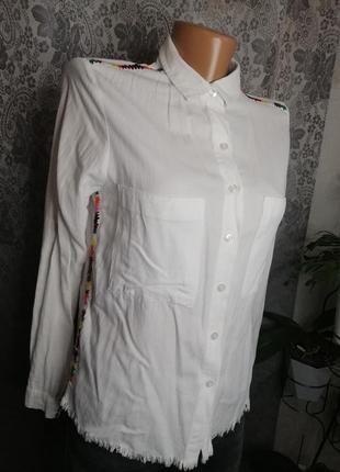 Жіноча білосніжна сорочка з яскравими деталями женская белая рубашка размер s
