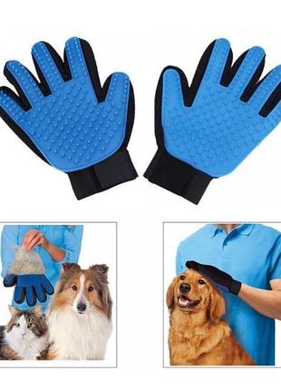 Рукавичка для вичісування шерсті для кішок і собак true touch чорно-синя на праву руку