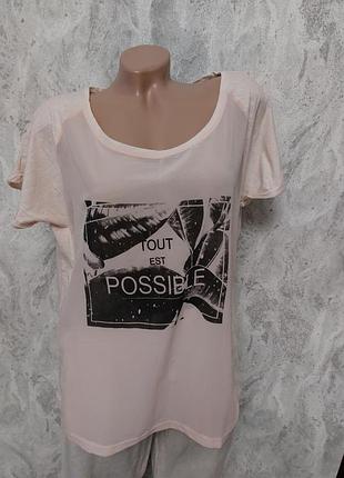 Жіноча фуьболка з принтом.