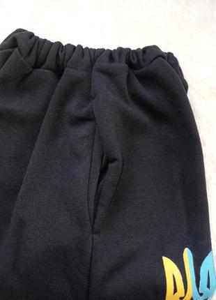 Черные утепленные флисом брюки с трезубом 134-1407 фото