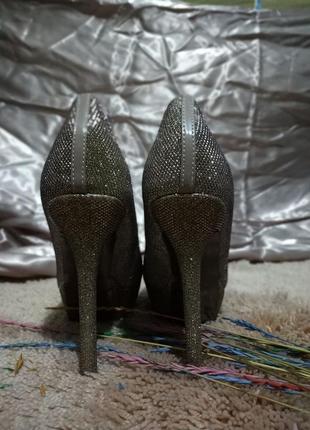 Золотые блестящие туфли на высоком каблуке2 фото