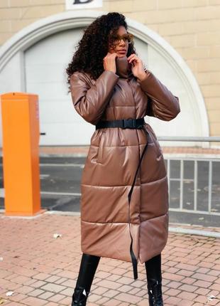 Зимова жіноча куртка з екошкіри з поясом та капюшоном кольору мокко размер xs, s, m