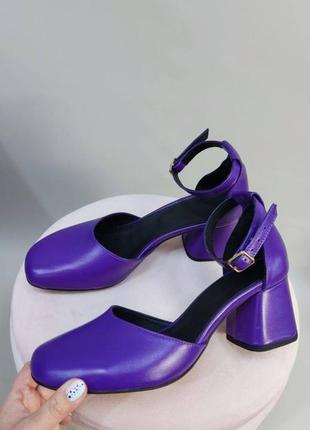Базові фіолетові шкіряні босоніжки з закритою п'ятою колір на вибір